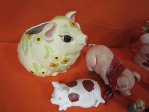 lot 385 image: Pig Figurines