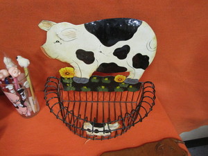 lot 387 image: Pig Decor