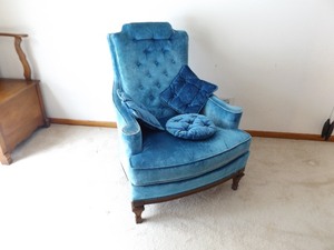 Antique Bleu Velvet Chair