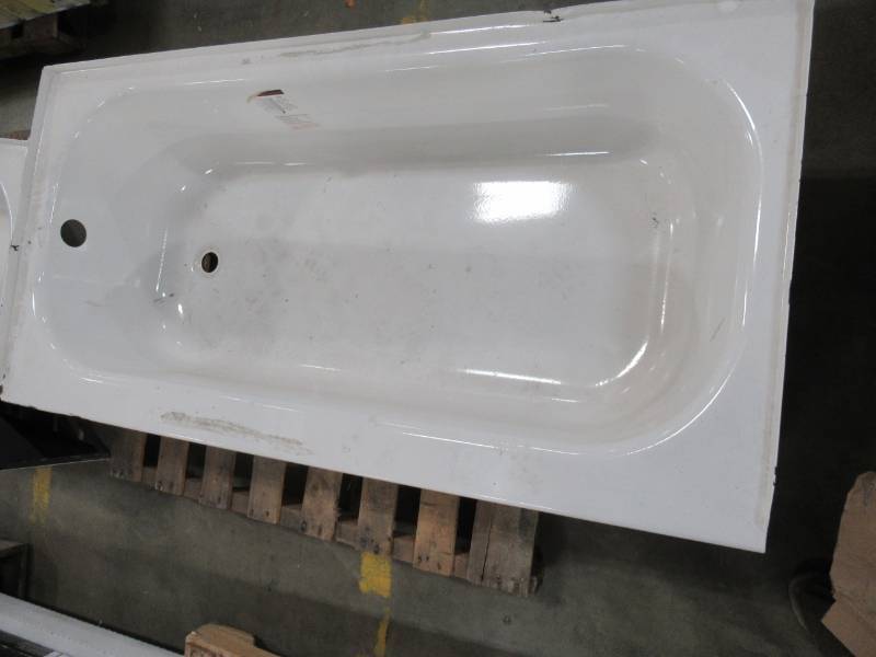 lot 255 image: Bootz Porcelain on Steel Left-Hand Drain, 60 X 30 X  15 - Enamel damage on front corner and slight dent in apron.