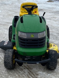 lot 4 image: John Deere L111-Automatic Lawn Tractor