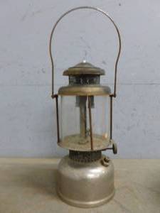lot 4 image: Vintage Coleman Lantern