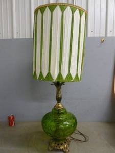 lot 8 image: Vintage Lamp