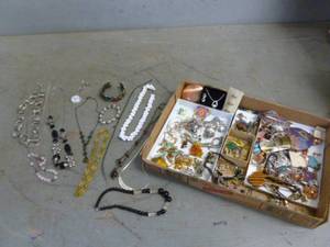 lot 33 image: Jewelry