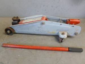 lot 185 image: Hydraulic Floor Jack