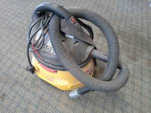 lot 1097 image: Stinger WetDry Vac 2-Gallon