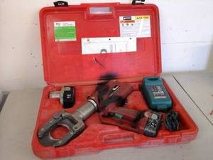 lot 2016 image: FCI Burndy Products Patriot Patcut245CUAL 18VDC Cordless, 2-Batteries, Makita Charger DC1804T, Instructions, Case