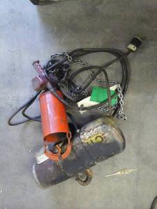 lot 2042 image: Duff-Norton 12-Ton Chain Hoist