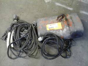lot 2041 image: CM 1-Ton Chain Hoist