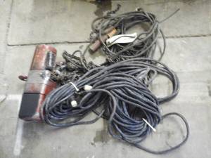 lot 2048 image: 1-Ton Chain Hoist
