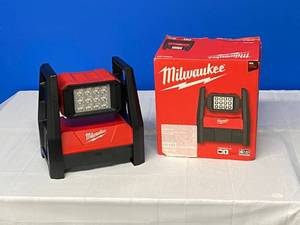 lot 38 image: MILWAUKEE WORK LIGHT