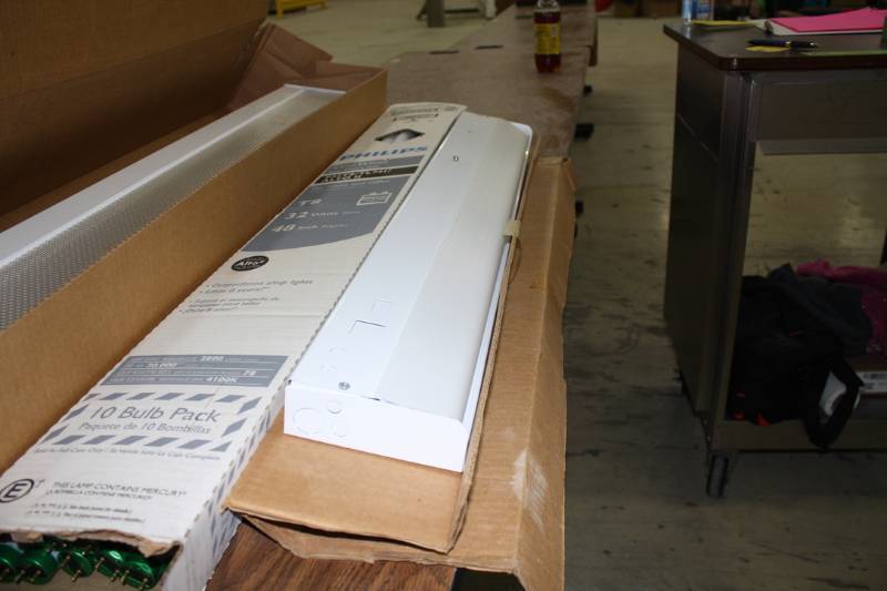 Fluorescent Lighting Fixtures & Bulbs