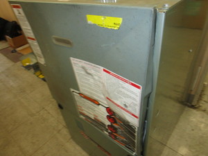 BRAND NEW DOWNFLOW GAS FURNACE WDENTED DOOR