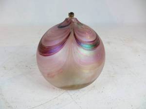 lot 30 image: Pink Glass Oil Lamp