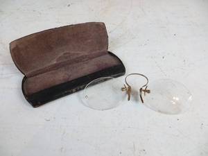 lot 35 image: VINTAGE Eyeglasses in Case
