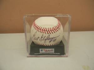 LIFELONG COLLECTION - MINNESOTA TWINS BERT BLYLEVEN SIGNED BASEBALL - BERT BLYLEVEN #28 - ALL AUTOGRAPHS ARE GUARANTEED AUTHENTIC - SEE PICTURES