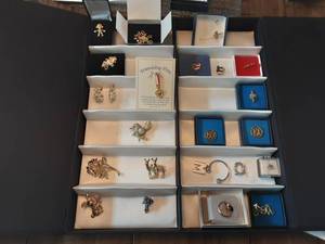 lot 32 image: Lot Of Brooches & Pins (Not Organizer)