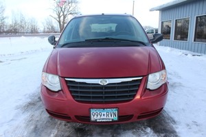 lot 4951 image: 2007 Chrysler Town & Country LX