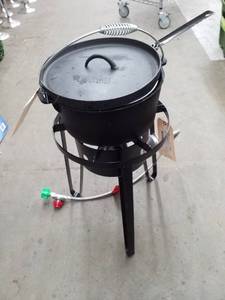 lot 6 image: Bayou Classic Propane Deep Fryer with Fryer, Burner, Connections