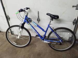 lot 39 image: Diamondback Lustre 1 MD Womens  18-speed Trail Bike