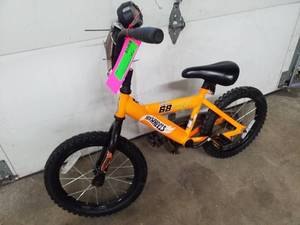 lot 42 image: Hot Wheels #68 Kids  Single-speed Trail Bike