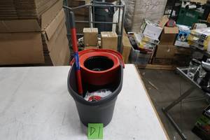 lot D1 image: O-Cedar Easy Wring Spin Mop