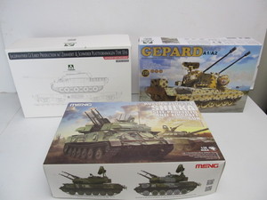 lot 34 image: 3 Brand New Military Vehicles Tanks 135 Scale Model Kits