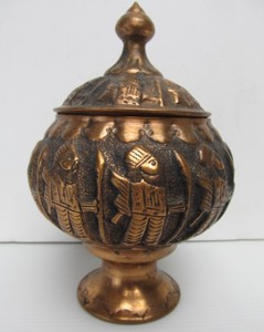 lot 36 image: Vintage Embossed Brass Covered Bowl