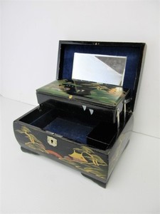 lot 38 image: Nice Vintage Hand Painted Oriental Lacquered Musical Jewelry Box