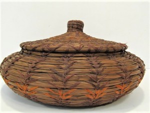lot 52 image: Nice Old Vintage Hand Made Pine Needle Basket wLid