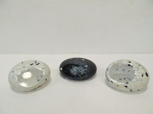 lot 62 image: 3 Art Glass Window Magnifying Paper Weights
