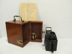 lot 73 image: Antique RAYNER Jewelers or Gemologist Tully Refractometer wDovetailed Wood & Brass Case