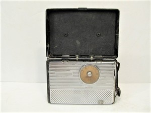 lot 74 image: Vintage 1940s RCA VICTOR Portable Tube Radio