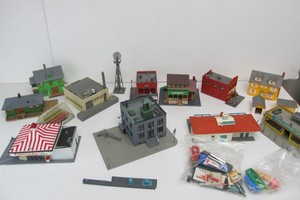 lot 88 image: Lot of Vintage PLASTICVILLE Building Accessories Cars etc