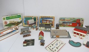 lot 89 image: Lot of Vintage PLASTICVILLE Building Accessories Cars etc