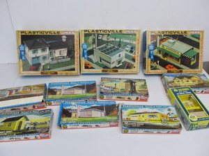 lot 90 image: Lot of Vintage Boxed PLASTICVILLE Building Accessories