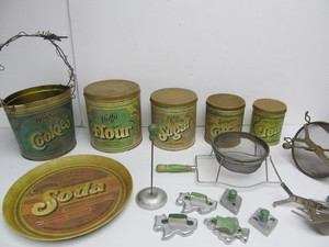 lot 91 image: Set of Vintage Kitchen Canisters & Other Kitchen Items