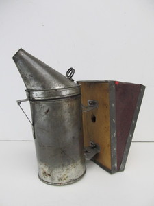 lot 200 image: Vintage WOODMAN Beekeeping Bee Smoker