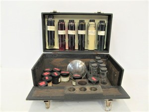 lot 171 image: Vintage 1930s-40s Era PIONEER TEXAS Motor Oil Salesman Sample Kit
