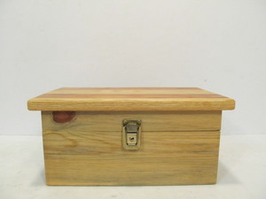 lot 191 image: Well-Made Solid Wood Locking Storage Box wKey