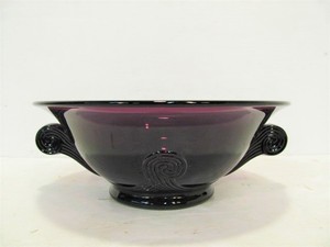 lot 192 image: Nice Vintage Amethyst Art Glass Serving Bowl