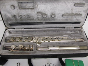 lot 133 image: Gibson Baldwin Flute wCase