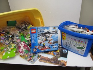 lot 136 image: 20lbs of Assorted Legos