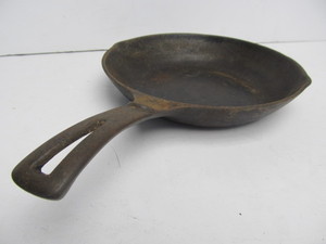 lot 144 image: Vintage 9 Cast Iron Skillet 