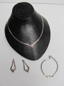 lot 28 image: Matching Set - Italian Sterling Silver Earrings Bracelet & Necklace