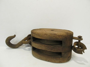 lot 250 image: Large Heavy Duty Antique Double Pulley