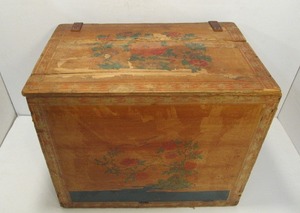 lot 254 image: Antique Japanese Tea Crate w Rising Sun Litho Decoration