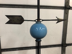 lot 239 image: Antique Directional Lightning Rod wBlue Glass Ball