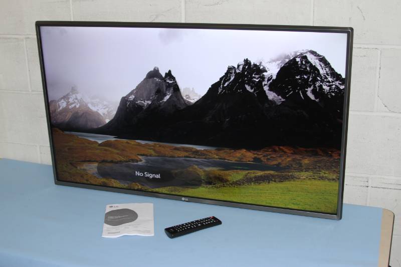 lot 1 image: LG Ultra High Definition Widescreen Flat Panel HD 43 UHD Commercial TV  Display  Monitor