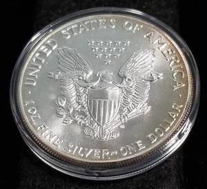 lot 20 image: 1988 AMERICAN SILVER EAGLE 1 TROY OZ. .999 FINE SILVER IN AIRTITE